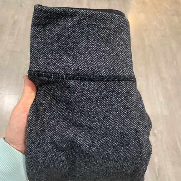 Lululemon wunderunder cropped pants- size 2 - Picture 2 of 2